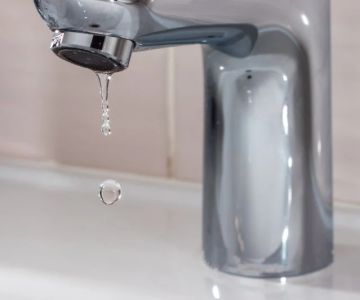 How to Fix a Leaking Faucet in Your Home the Right Way