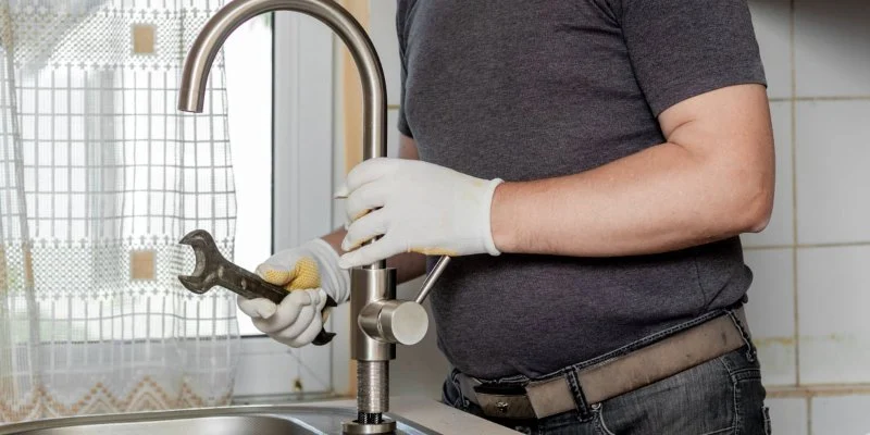 When Should You Call a Plumber for a Leaking Faucet? Expert Tips and Advice