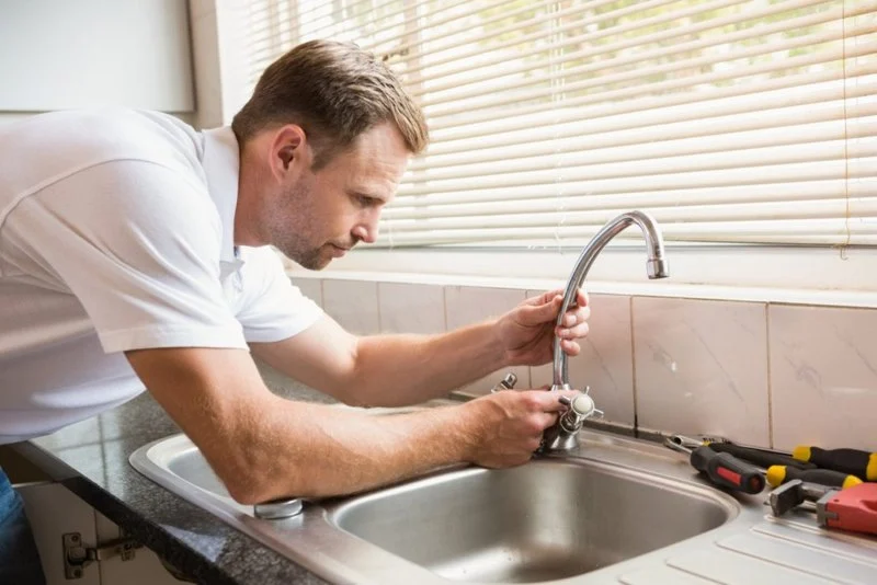Avoid These Mistakes When a Leaking Faucet: Expert Plumbing Tips